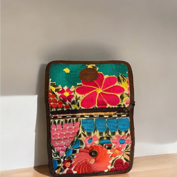 Boho Handmade in HONDURAS embroidered floral Wallet - Picture 2 of 4